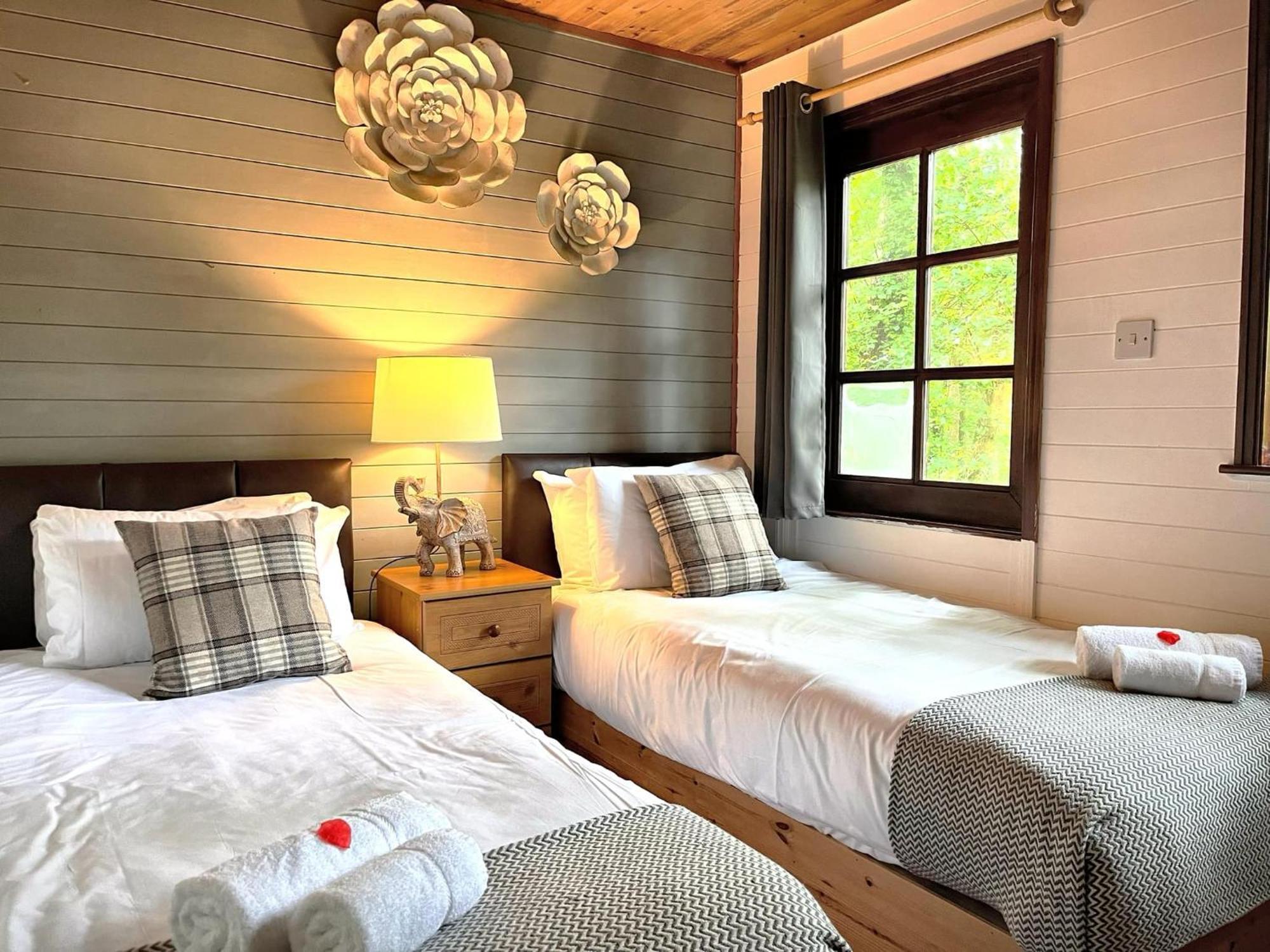 Goldcrest 3-Hot Tub-Woodland Lodges-Carmarthenshire-Tenby Exterior foto