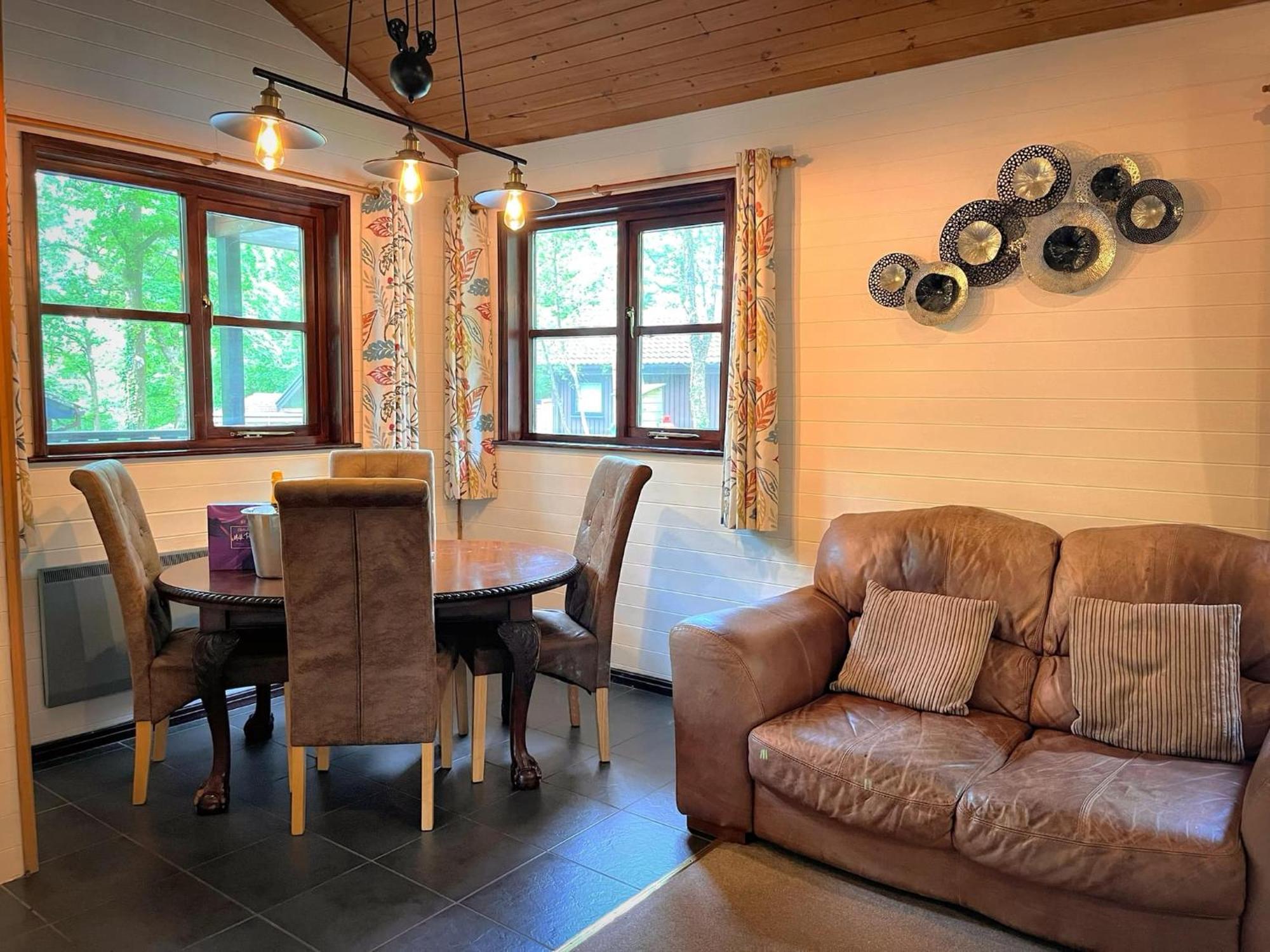 Goldcrest 3-Hot Tub-Woodland Lodges-Carmarthenshire-Tenby Exterior foto