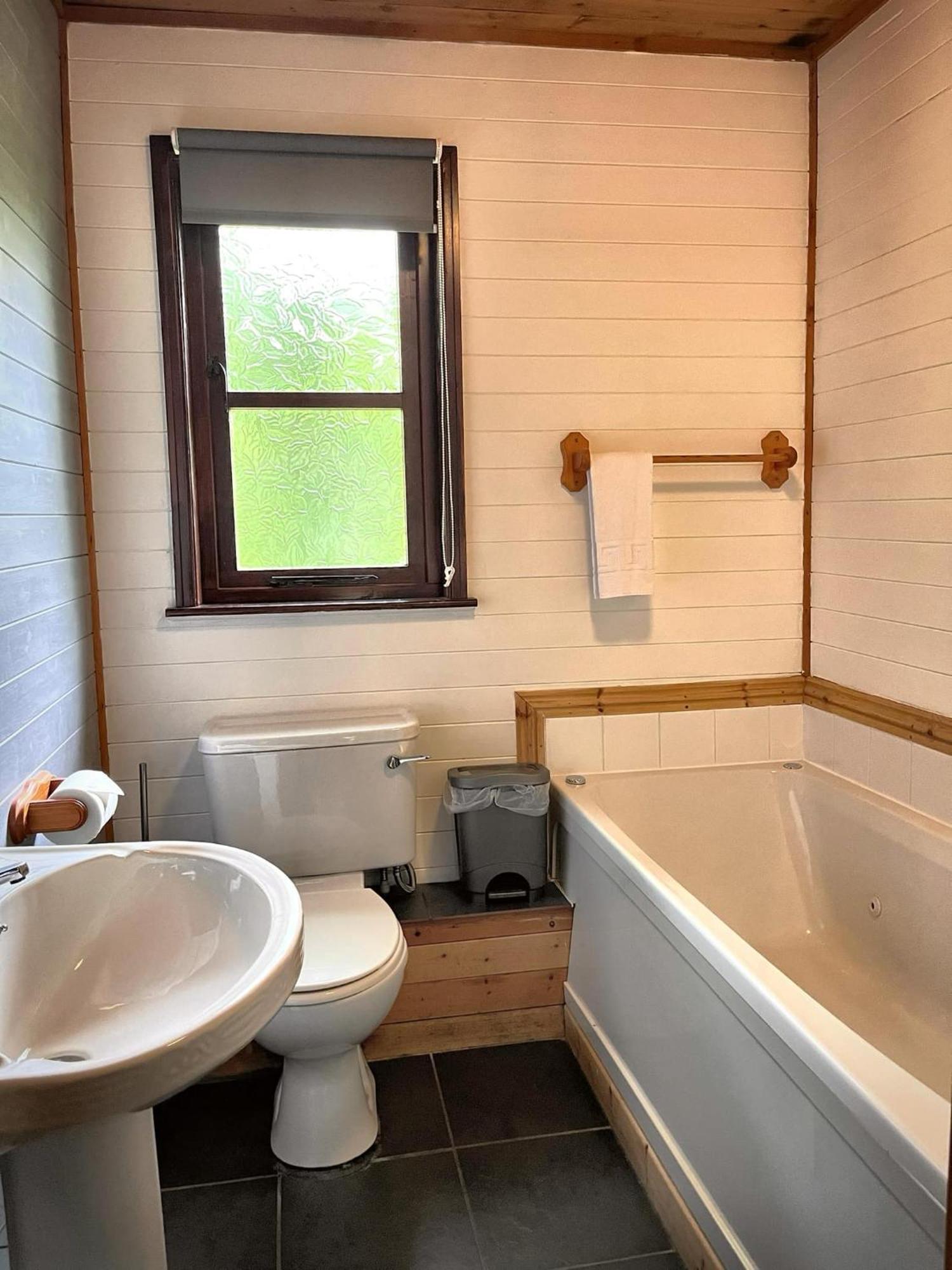 Goldcrest 3-Hot Tub-Woodland Lodges-Carmarthenshire-Tenby Exterior foto